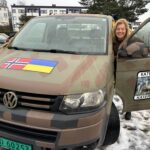Hulda Tronstad foran Mestabilen som tidligere tjenestegjorde i Gudbrandsdalen som nå er klar for fronten i Ukraina