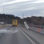 Isflak ramler av en semitrailer på E6 i Vestby