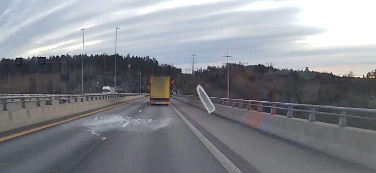 Isflak ramler av en semitrailer på E6 i Vestby